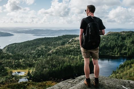 Uomo che pratica Trekking